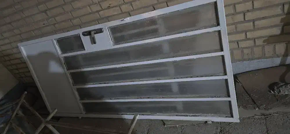 ۱عدد درب آهنی همراه پنجره و جاکولری|مصالح و تجهیزات ساختمان|اهواز, منازل سپاه|دیوار