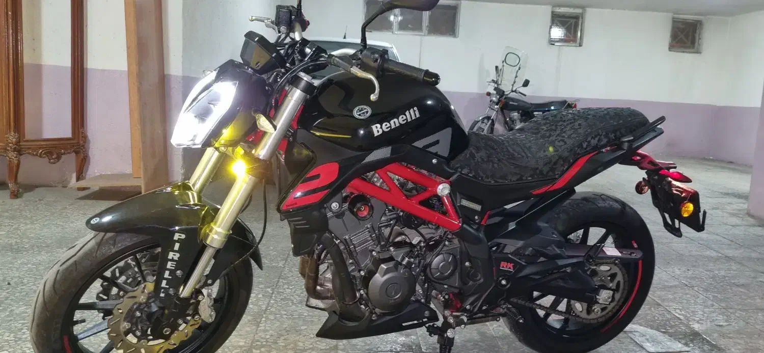 بنلی ۳۰۰|موتورسیکلت|اندیشه, اندیشه فاز ۵|دیوار