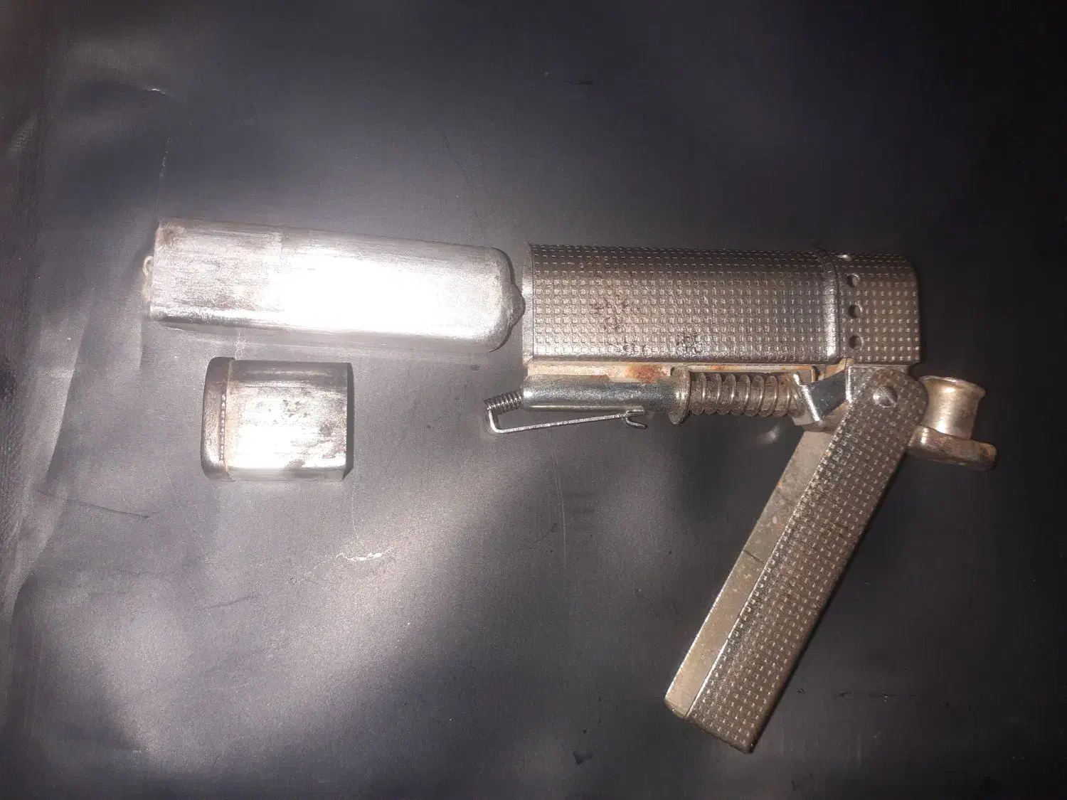 فندک قدیمی نفتی عتیقه|کلکسیون اشیاء عتیقه|گلبهار, شهر جدید گلبهار|دیوار