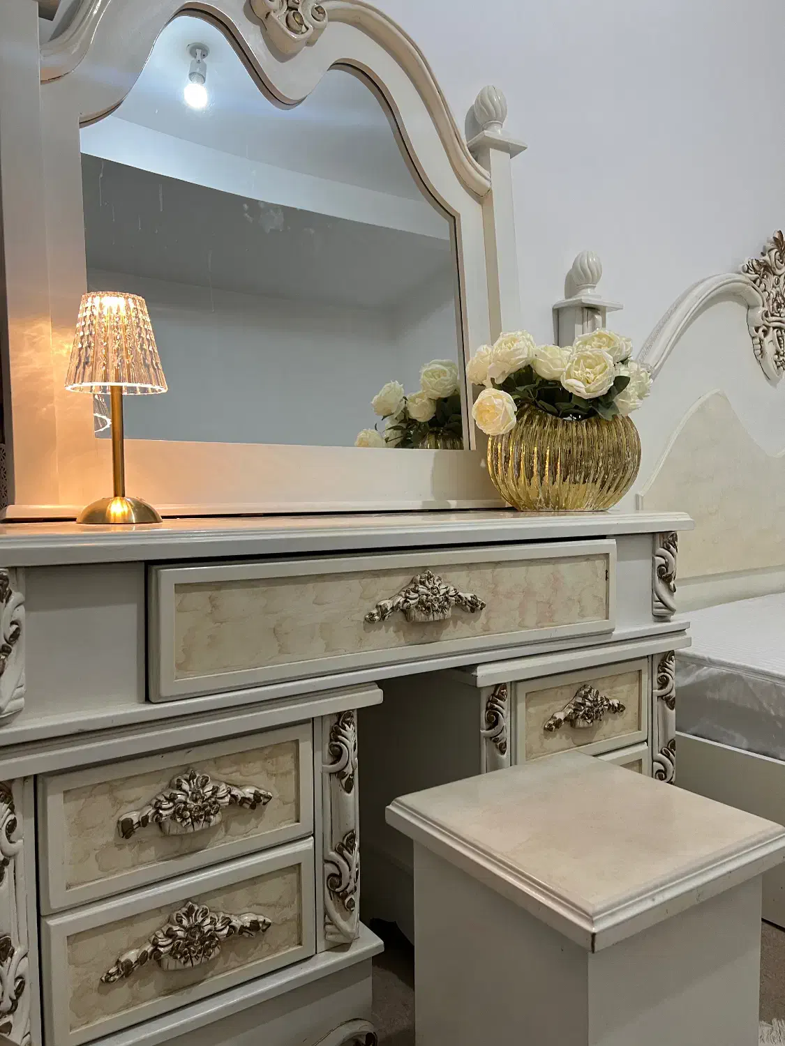 تخت و میز آرایش|تخت و سرویس خواب|گرمه, |دیوار