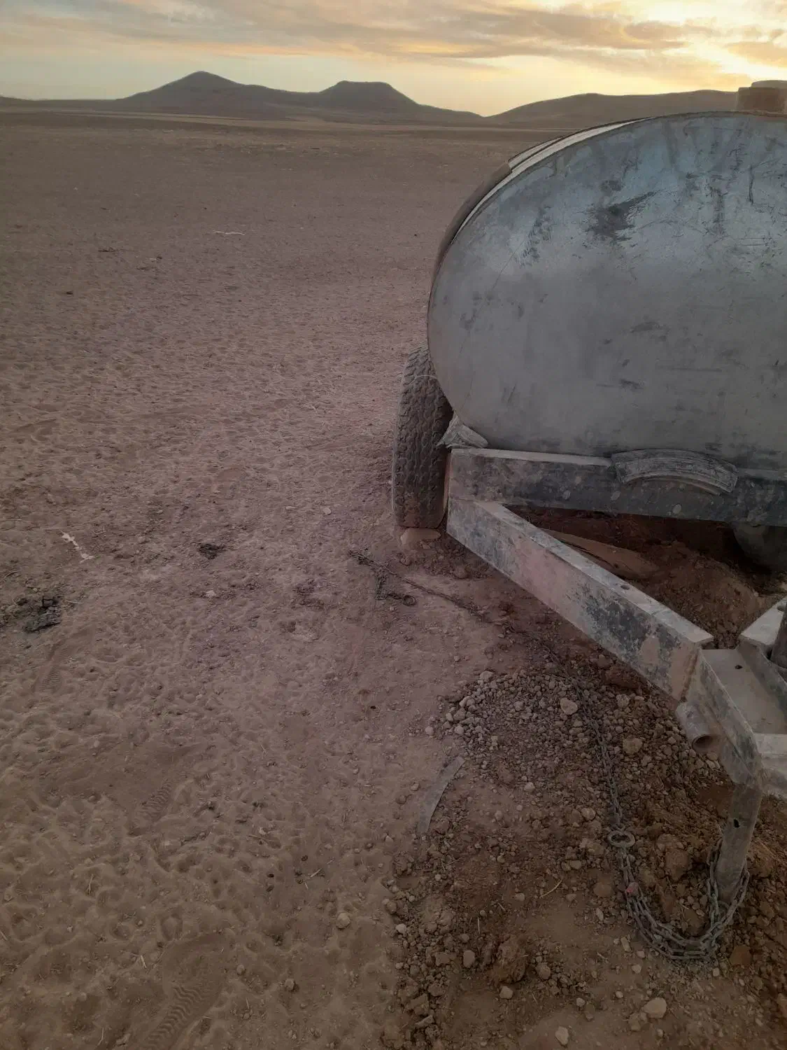 تانکر ۲۰۰۰ لیتری آب چرخ دار|ماشینآلات صنعتی|کبودرآهنگ, |دیوار