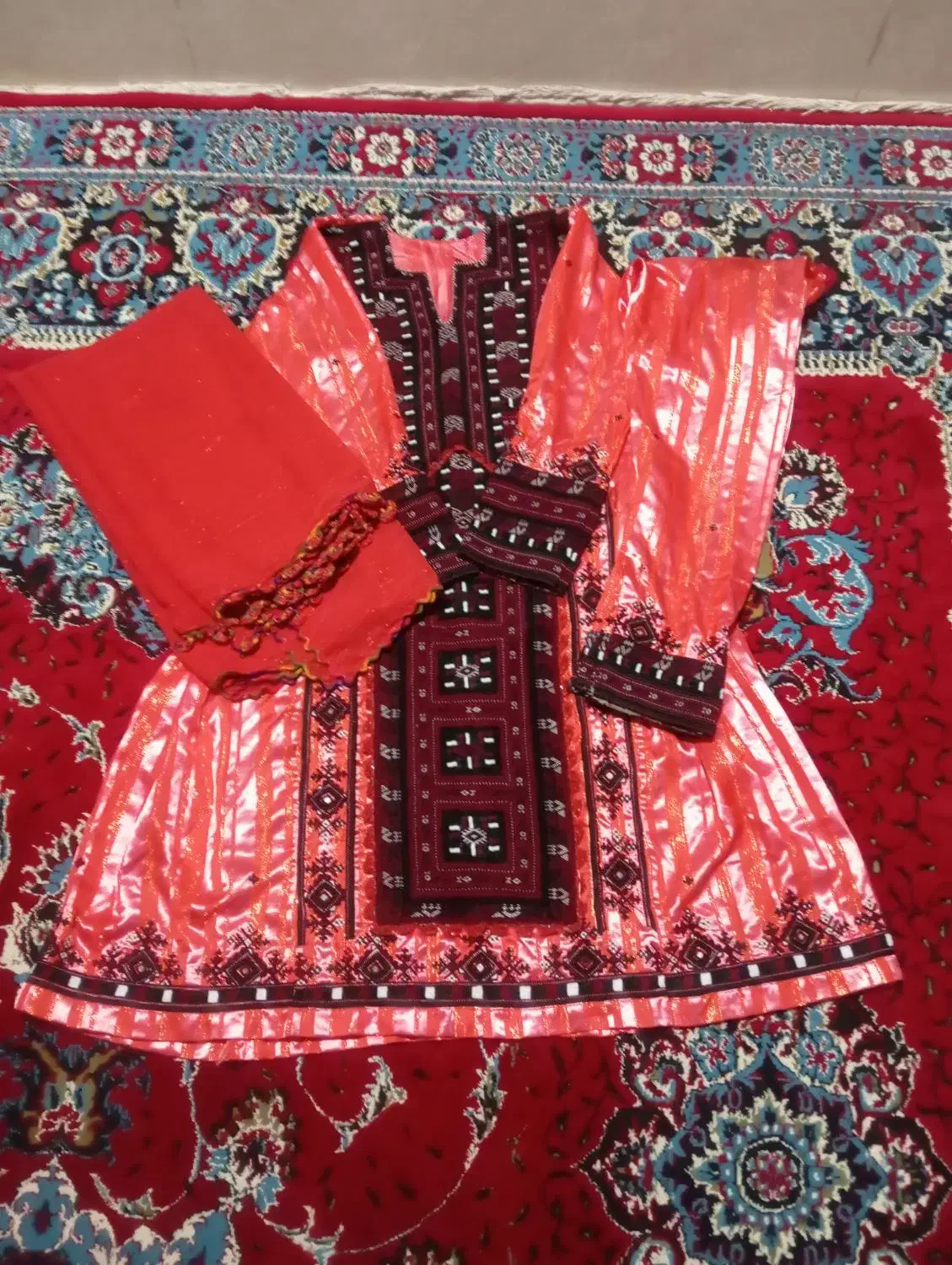 لباس مجلسی|لباس|سراوان, |دیوار
