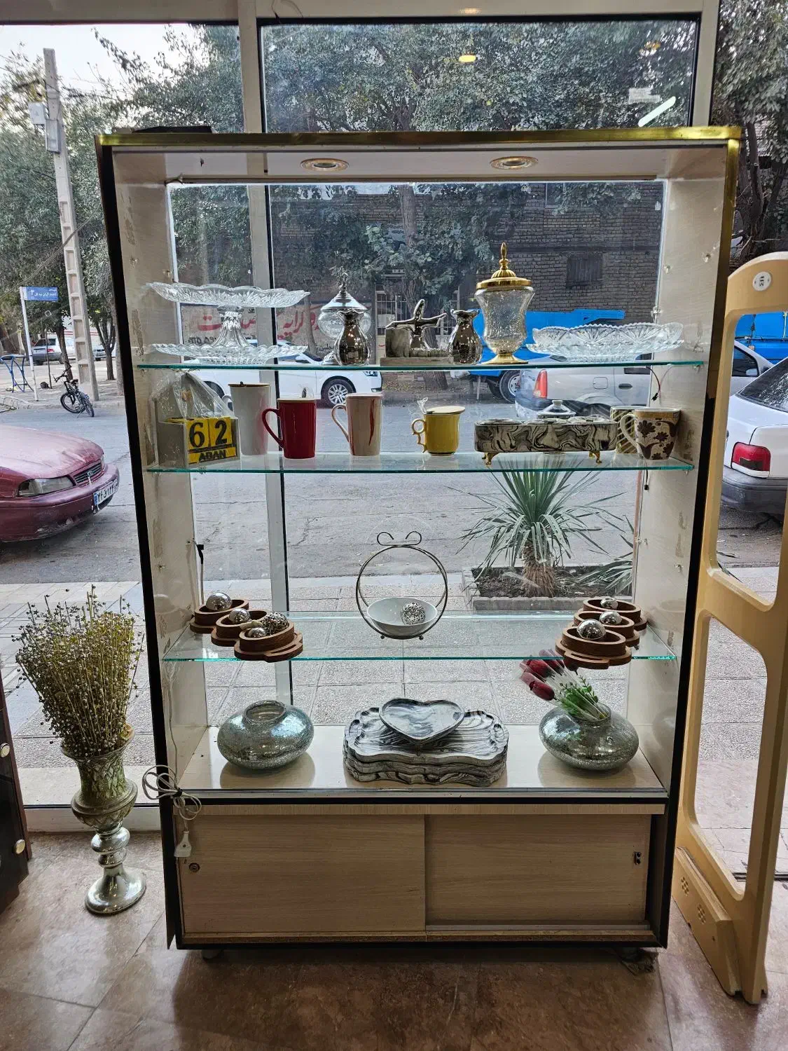 ویترین چوبی شیشه ای|فروشگاه و مغازه|رضویه, |دیوار