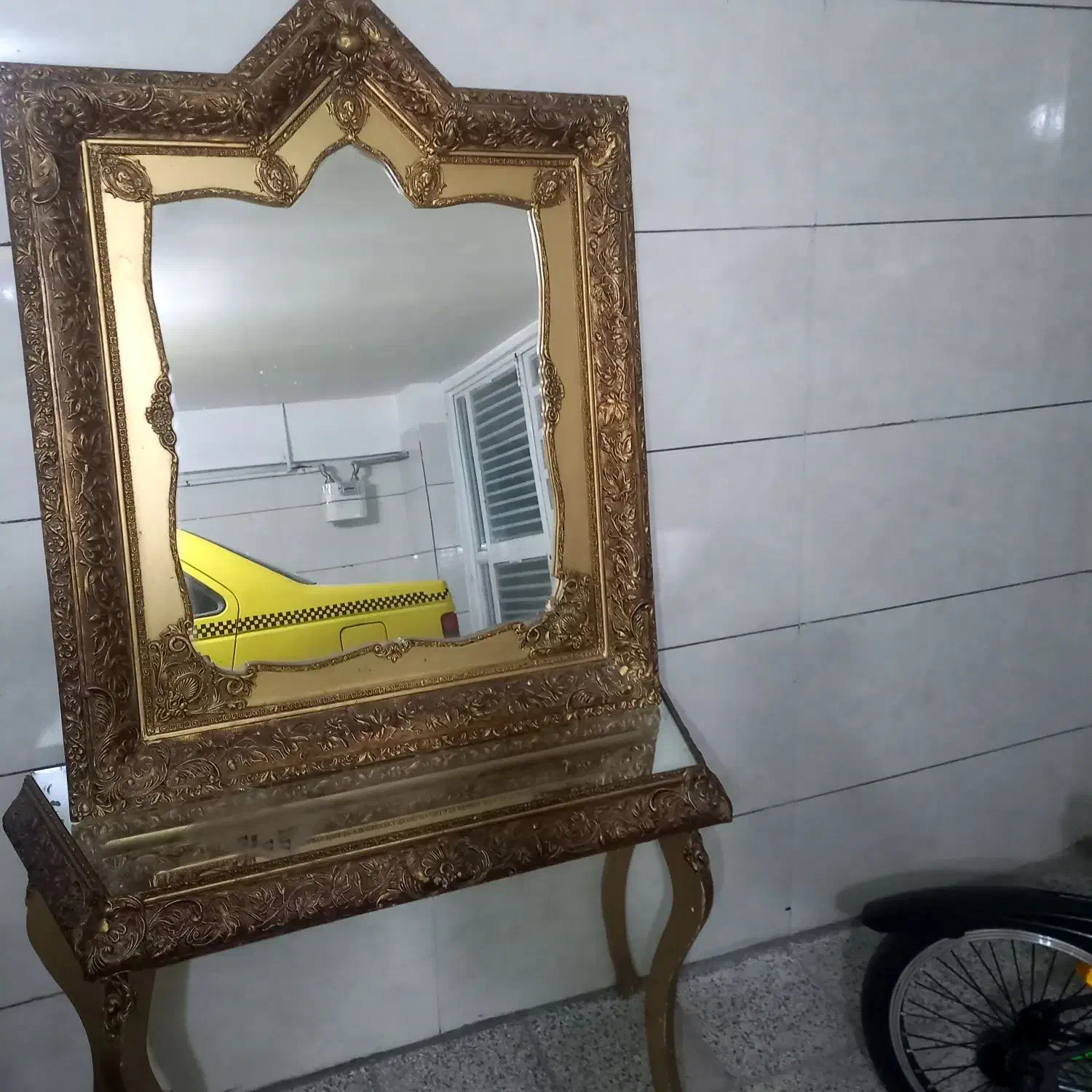 اینه|آینه|تربتحیدریه, بالا ولایت|دیوار