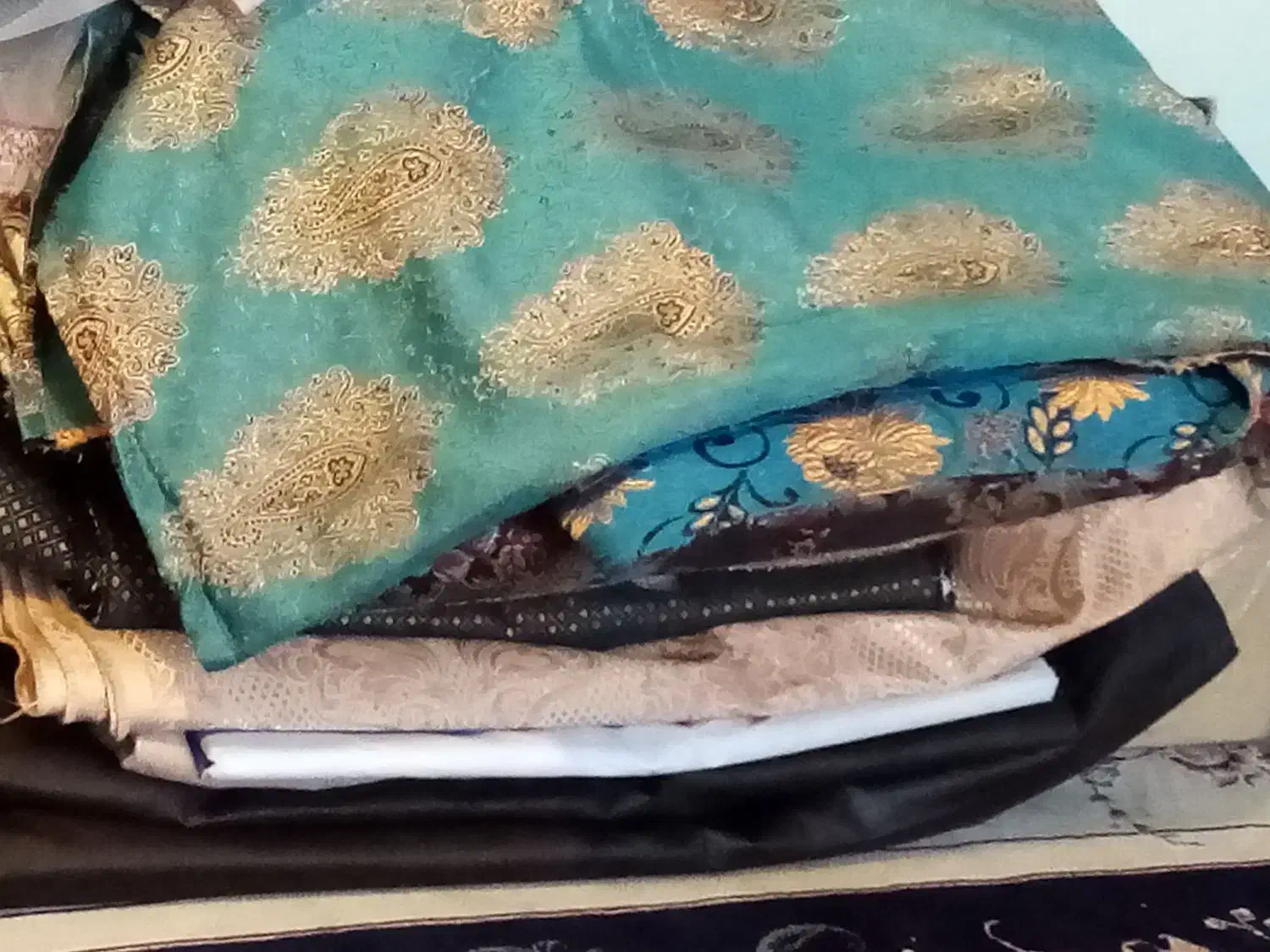 مقداری لباس برای تعویض روغنی ها|حراج|محمدشهر, شهرک چمران|دیوار