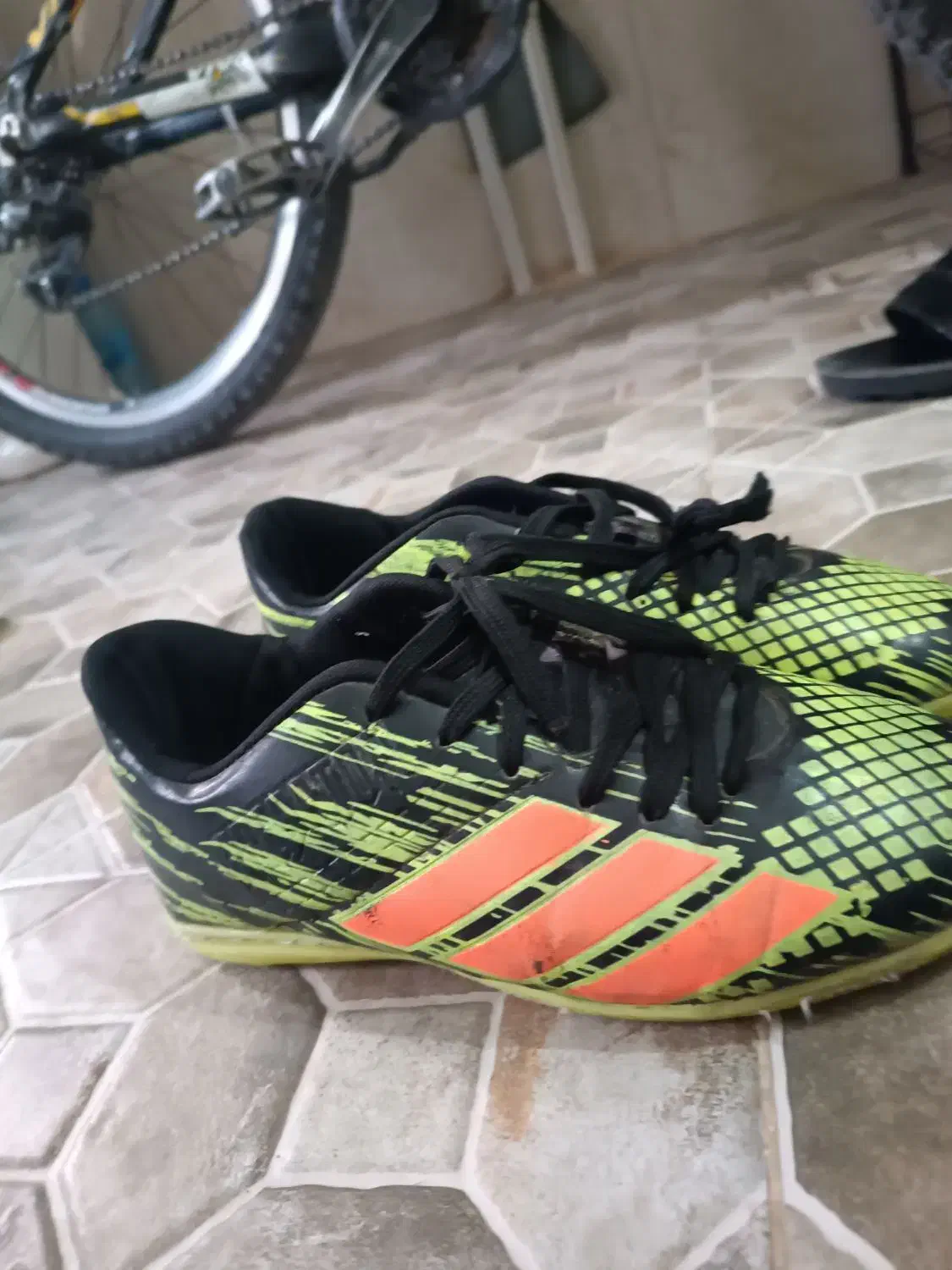 کفش فوتبالی|تجهیزات ورزشی|اقبالیه, |دیوار