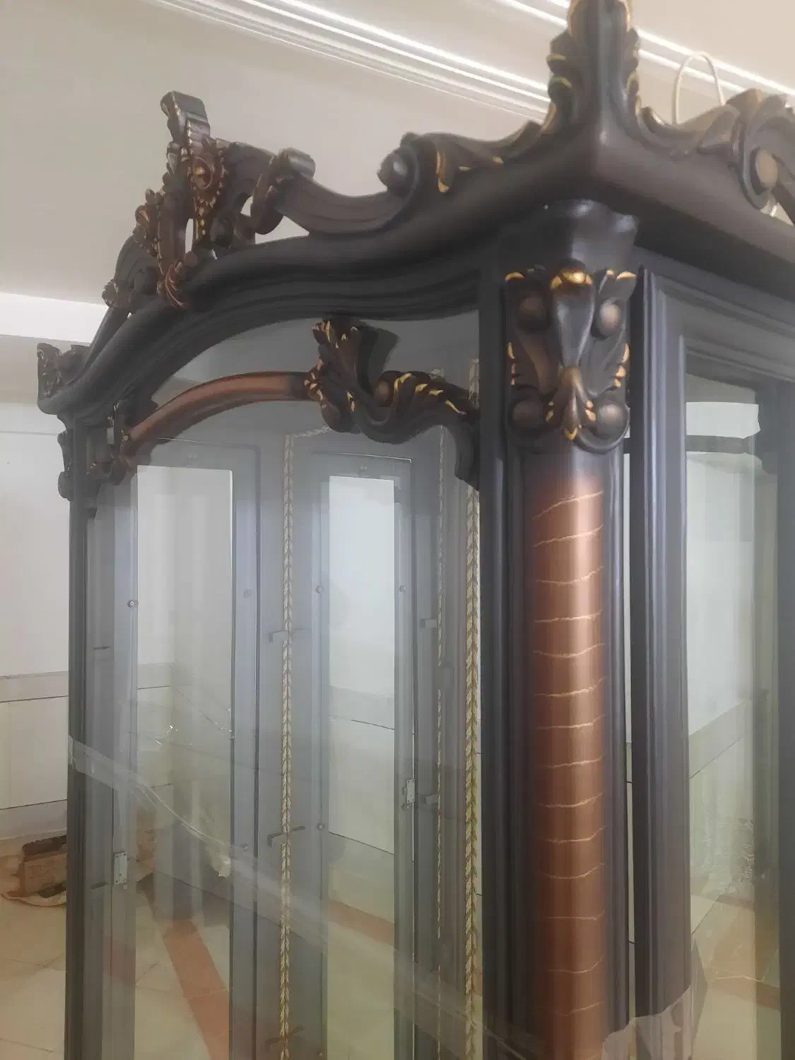 ویترین قهوه ای در حد نو|بوفه، ویترین، کنسول|قم, پردیسان|دیوار