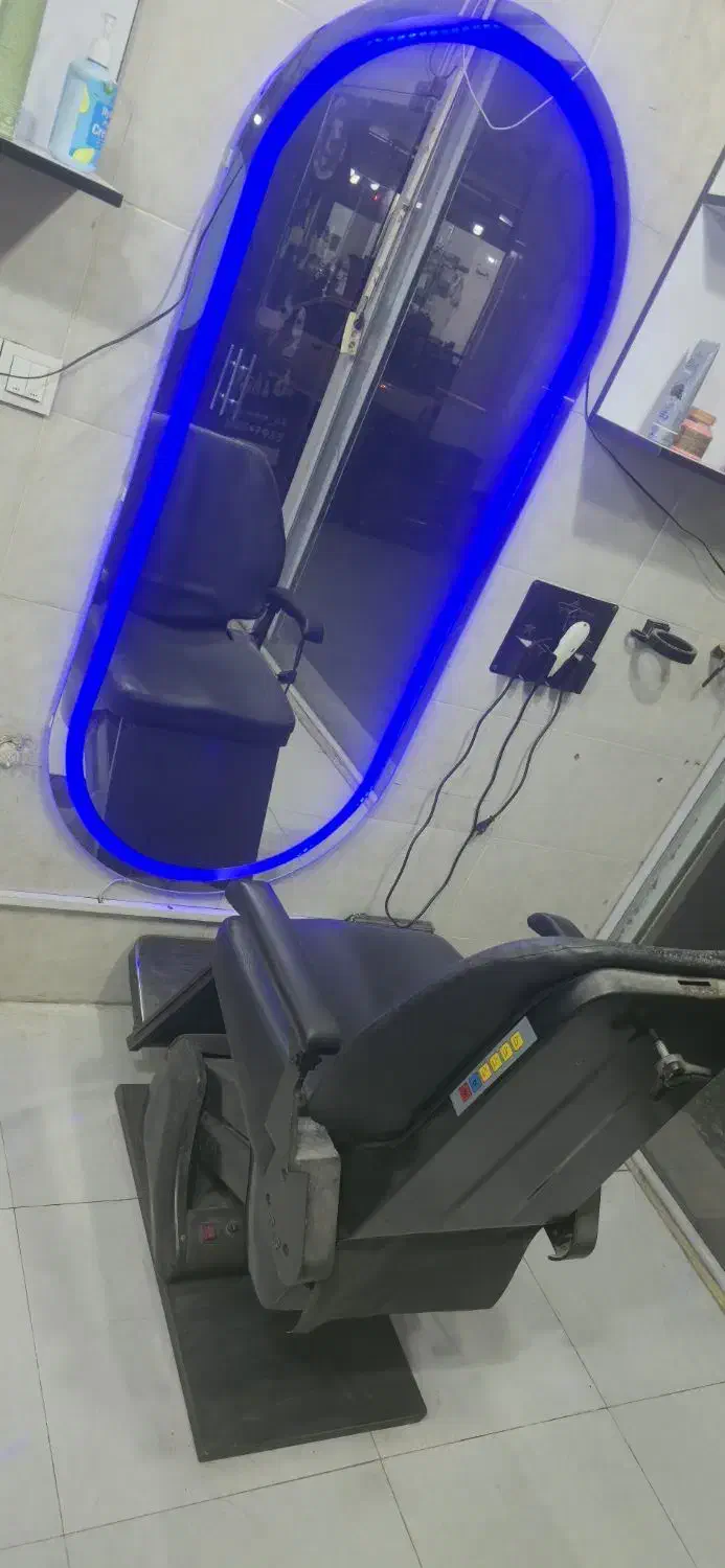 صندلی و آیینه|آرایشگاه و سالنهای زیبایی|کرج, حصارک پایین|دیوار