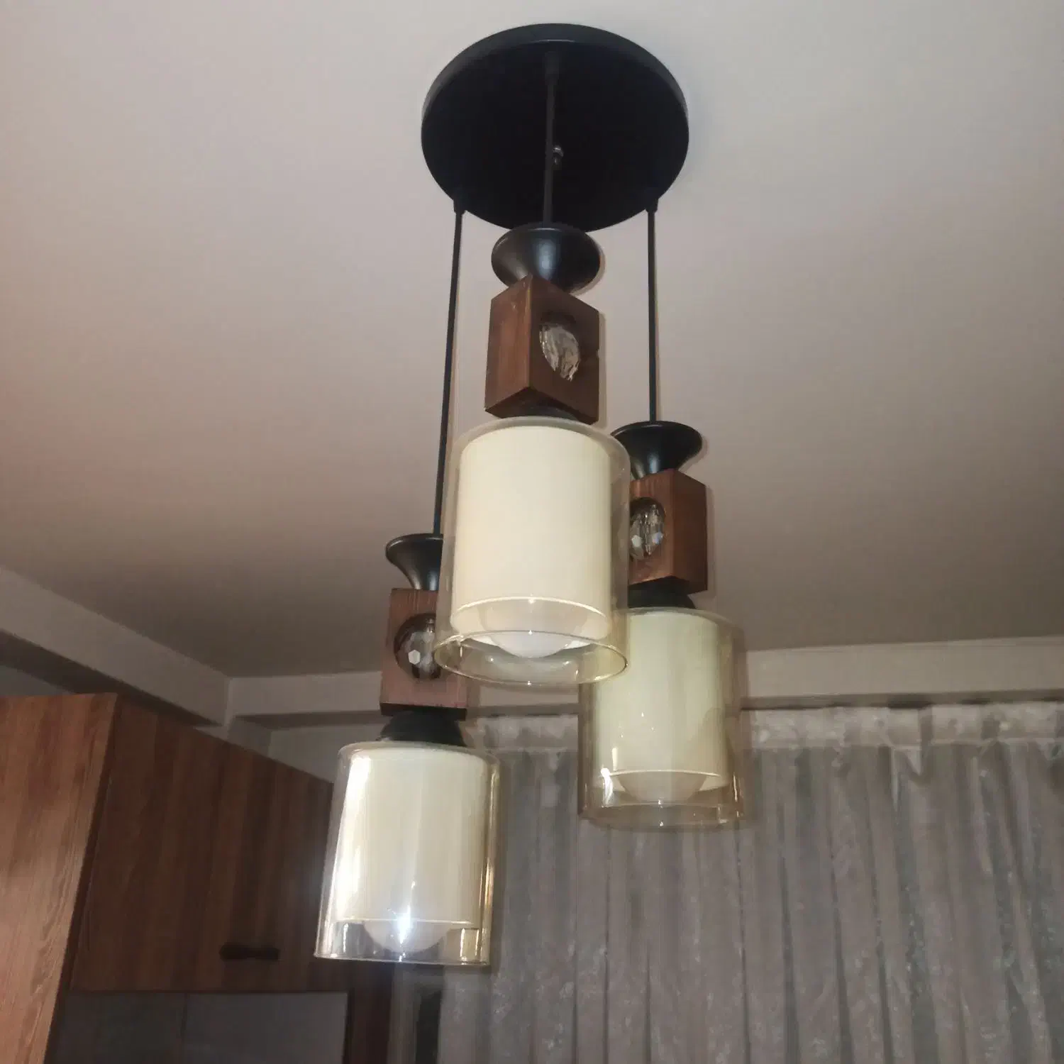 لوستر چوبی در حد نو سه شاخه|لوستر و چراغ آویز|اندیشه, اندیشه فاز ۵|دیوار