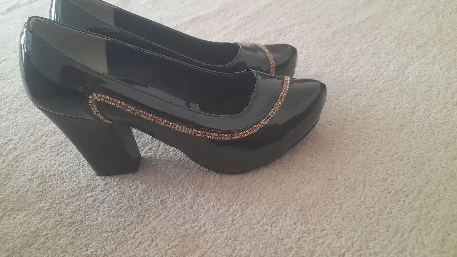 کفش مجلسی|کیف، کفش، کمربند|صحنه, |دیوار