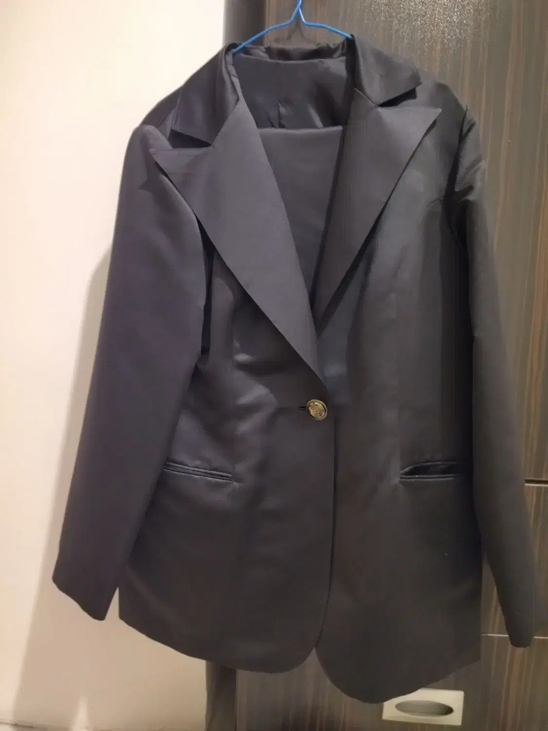 لباس زنانه|لباس|فردیس, نگارستان|دیوار