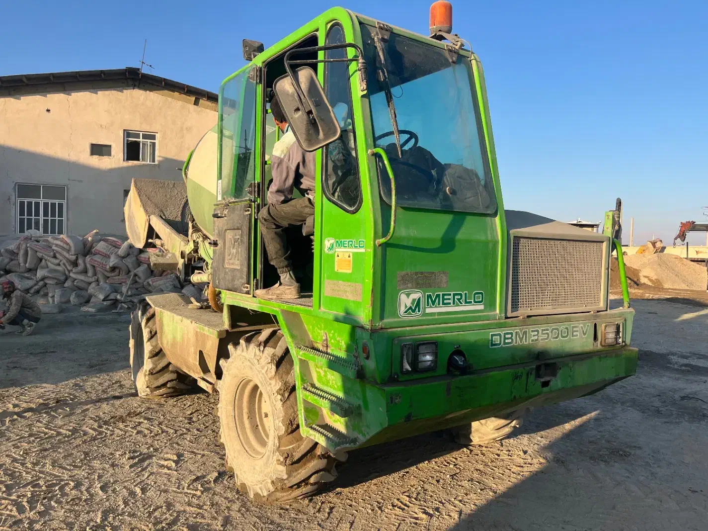 بتن ریزی و شفته آهک با اتومیکسر|خدمات پیشه و مهارت|دامغان, |دیوار