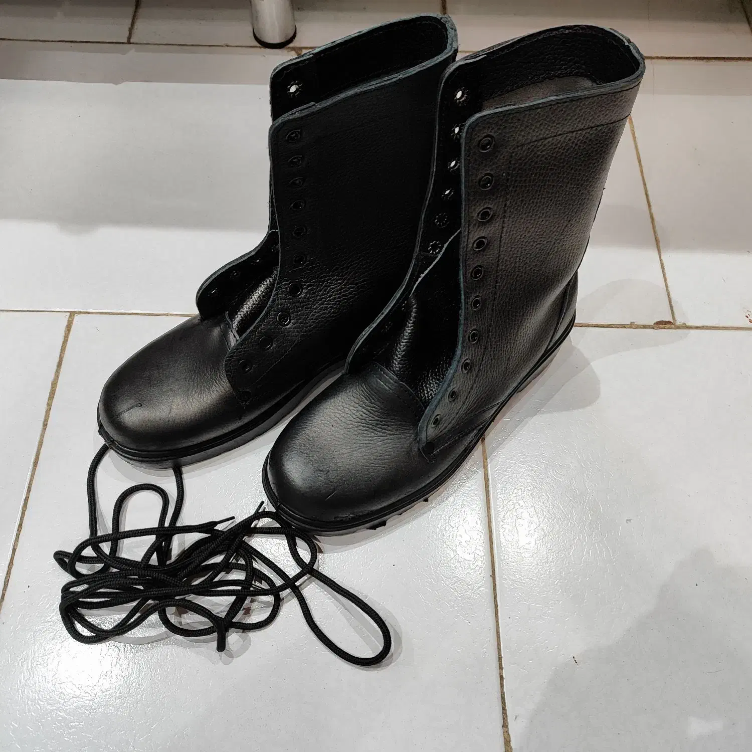 پوتین ۴۲|کیف، کفش، کمربند|بومهن, |دیوار