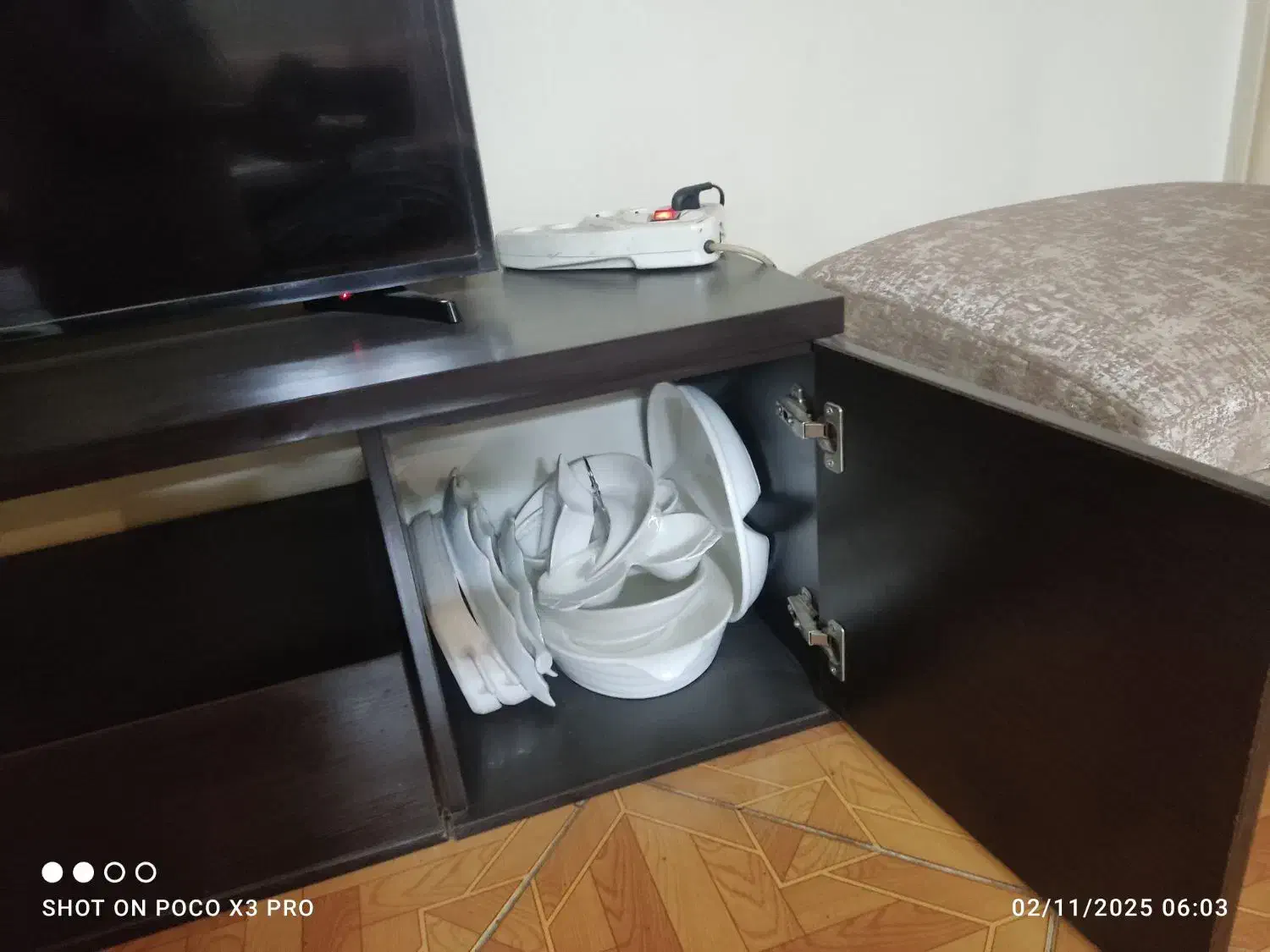 میز تلویزیون  درحدنو ،به علت جابجایی (فوری فروشی)|میز تلویزیون|تهران, علم و صنعت|دیوار