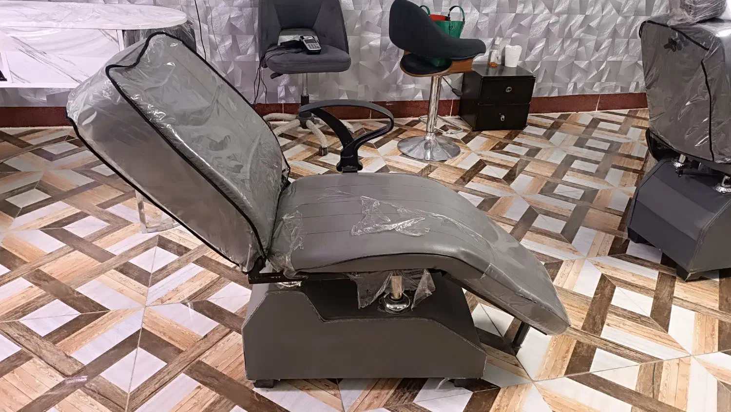 صندلی اصلاح|آرایشگاه و سالن‌های زیبایی|سنندج, |دیوار