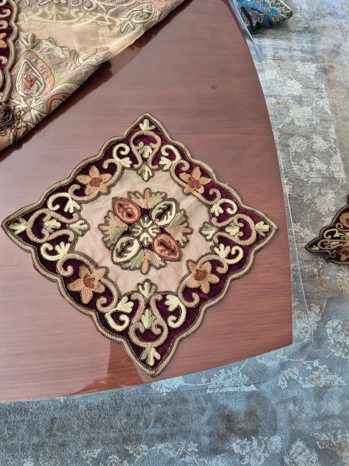 ست رومیزی سوزن دوزی|پرده، رانر، رومیزی|شیراز, قصرالدشت|دیوار