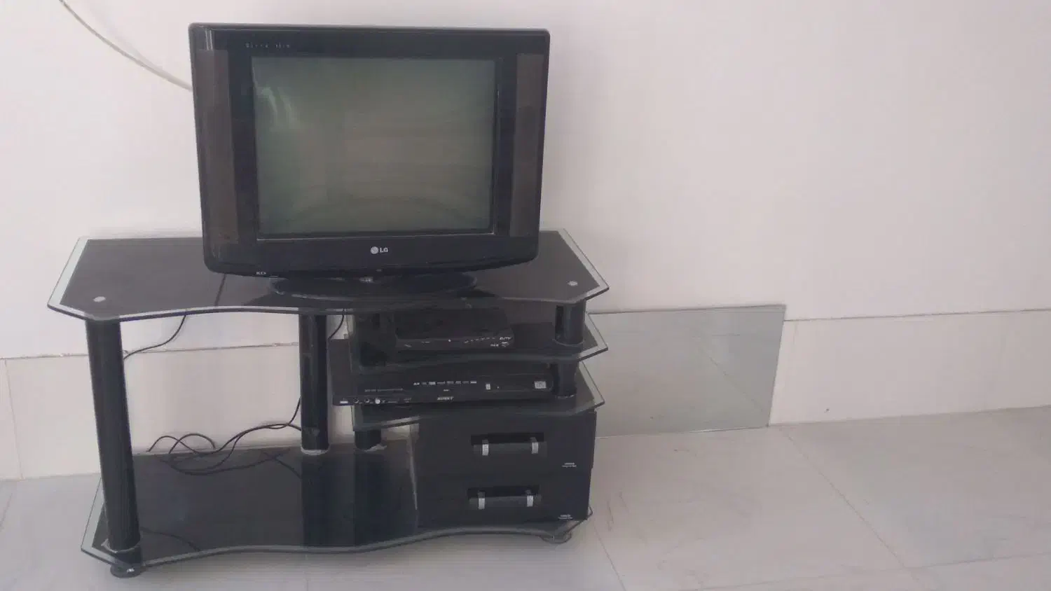 میز و تلویزیون 21 الجی سالم|تلویزیون و پروژکتور|تربت جام, میان جام|دیوار