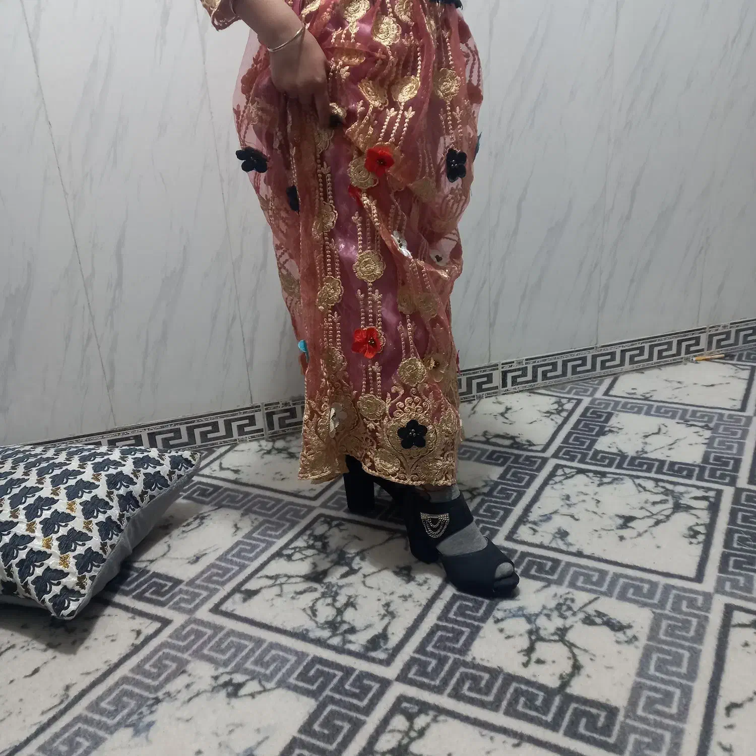 لباس مراسمی|لباس|گچی, |دیوار