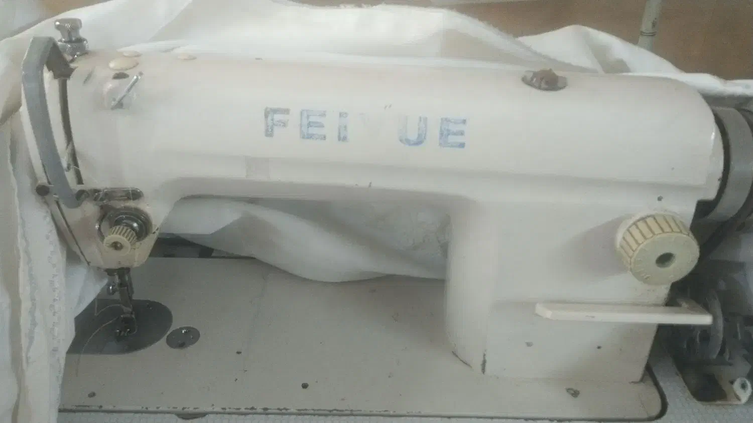 دوعدد چرخ صنعتی و یک عددسردوز سه نخ پروانه|چرخ خیاطی و ریسندگی|اسفراین, |دیوار