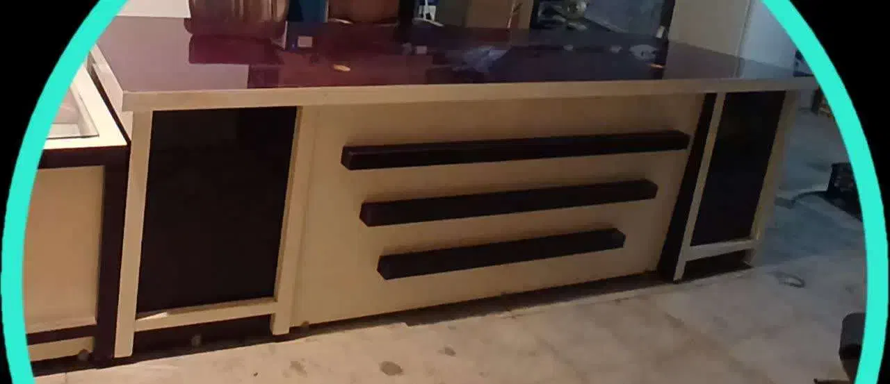 فروش فوری میز MDF براق، در حد نو|میز تحریر و کامپیوتر|سرخه, |دیوار