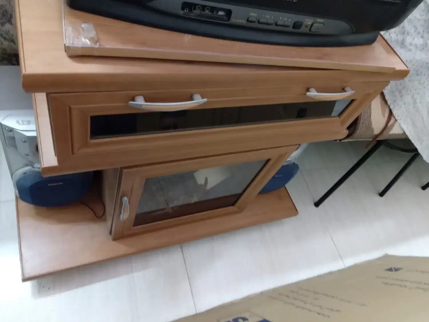 فروش تلویزیون سامسونگ قدیمی و دو عدد میز تلویزیون|میز تلویزیون|اردکان, |دیوار