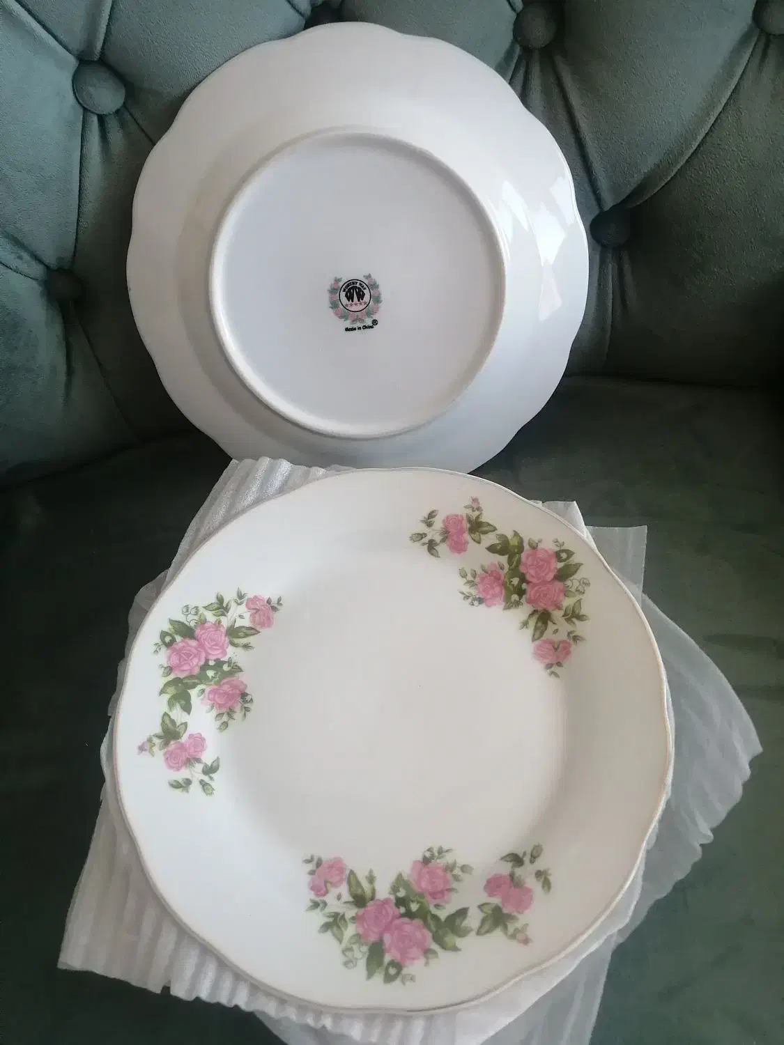 ظروف چینی گل سرخی و قاشق و چنگال|ظروف سرو و پذیرایی|کرمان, |دیوار