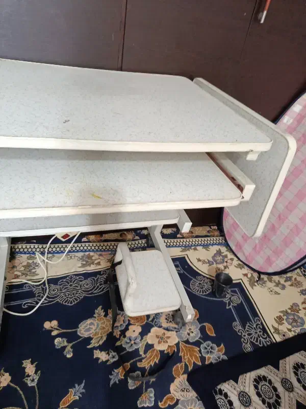 میز|میز تحریر و کامپیوتر|جم, |دیوار