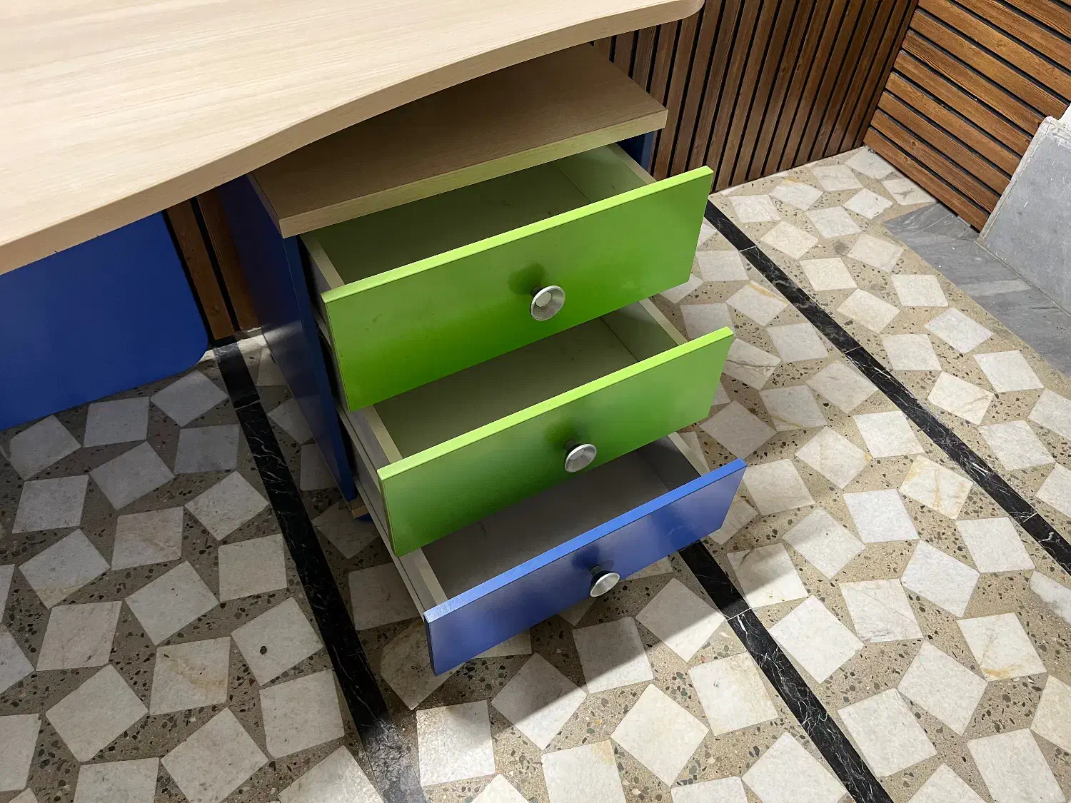 ست میز تحریر و کتابخانه کودک و نوجوان در حد نو|میز تحریر و کامپیوتر|رشت, گلسار|دیوار