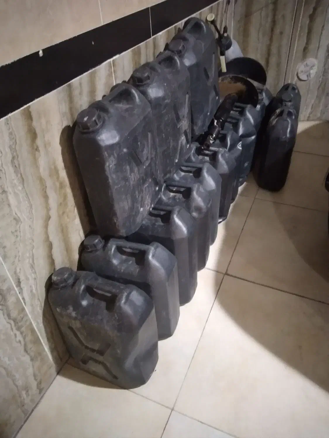 گالن پلاستیکی ۱۶لیتری سالم وتمیز|ظروف نگهدارنده، پلاستیکی، یک‌بارمصرف|تبریز, |دیوار