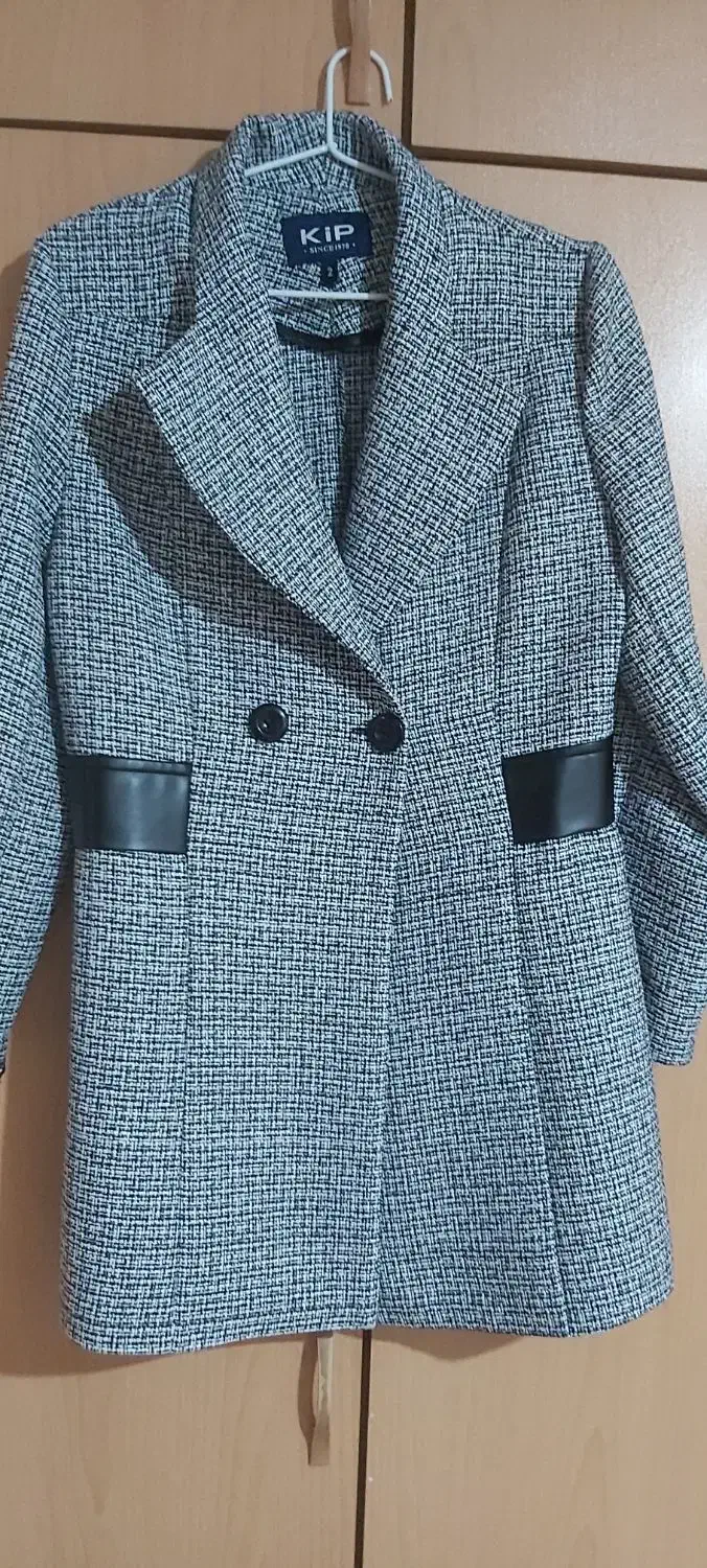 پالتو ،شلوار،شلوارک|لباس|رشت, رشتیان|دیوار