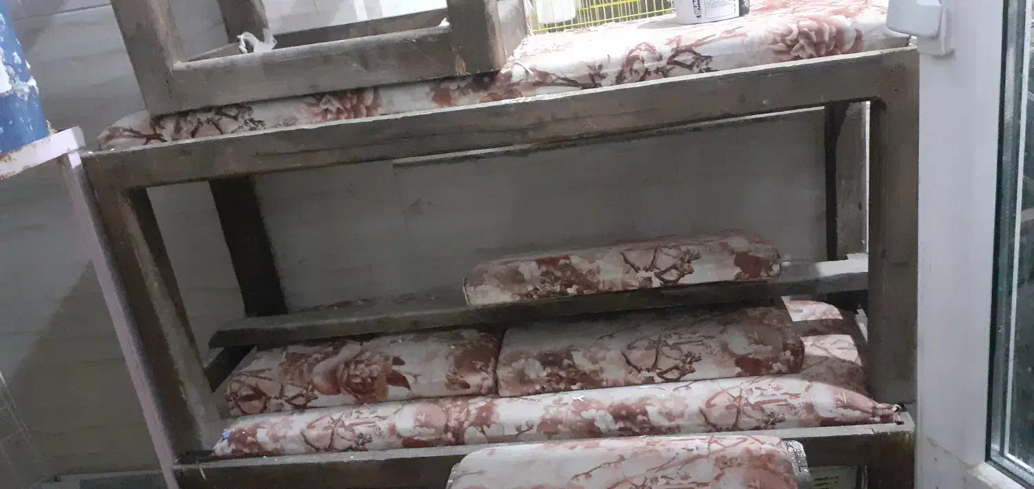 تعدادی نیمکت چوبی|صندلی و نیمکت|سمنان, |دیوار