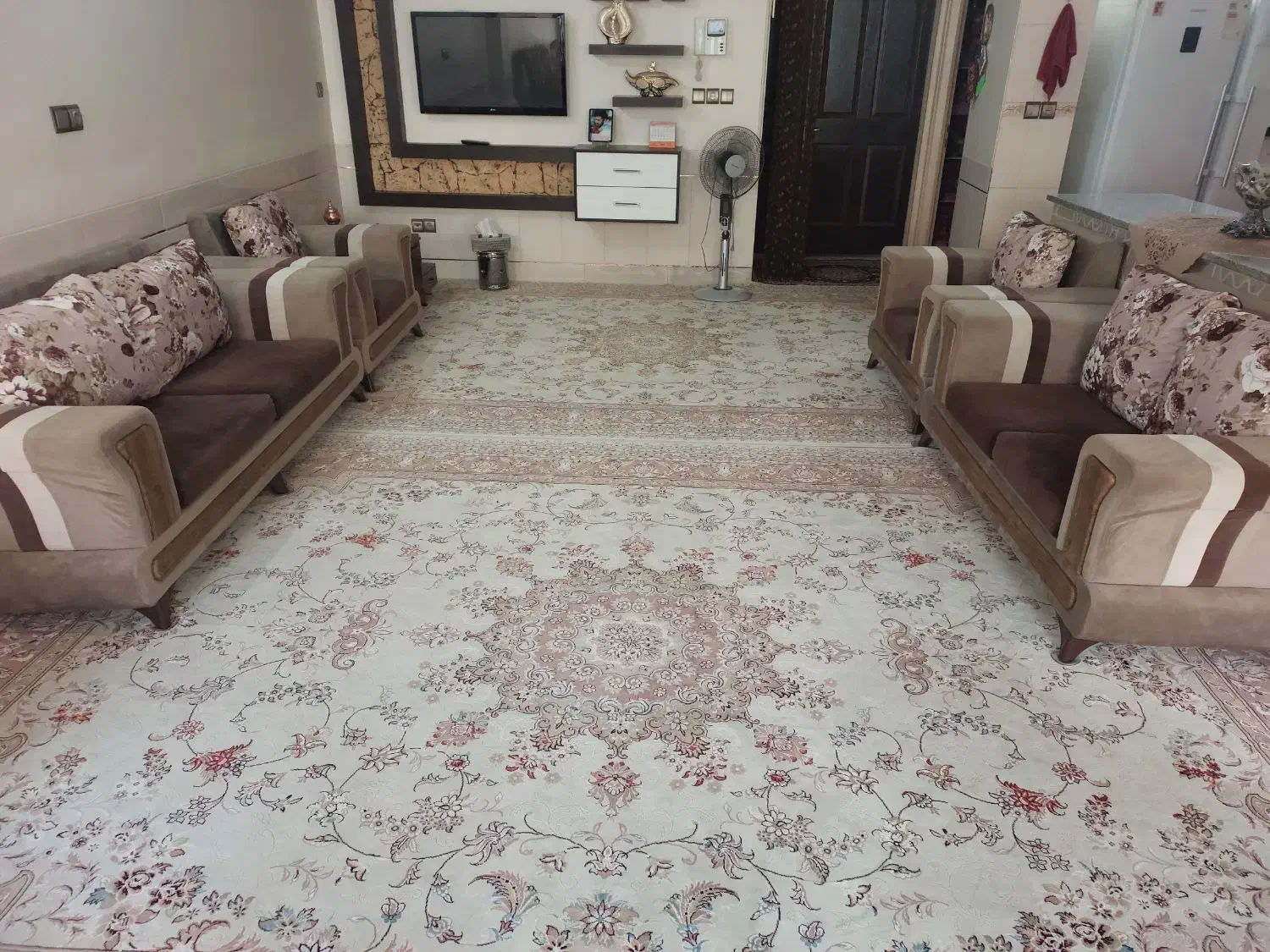 دو دست مبل( راحتی و سلطنتی)|مبلمان خانگی و میز عسلی|اصفهان, قهجاورستان|دیوار