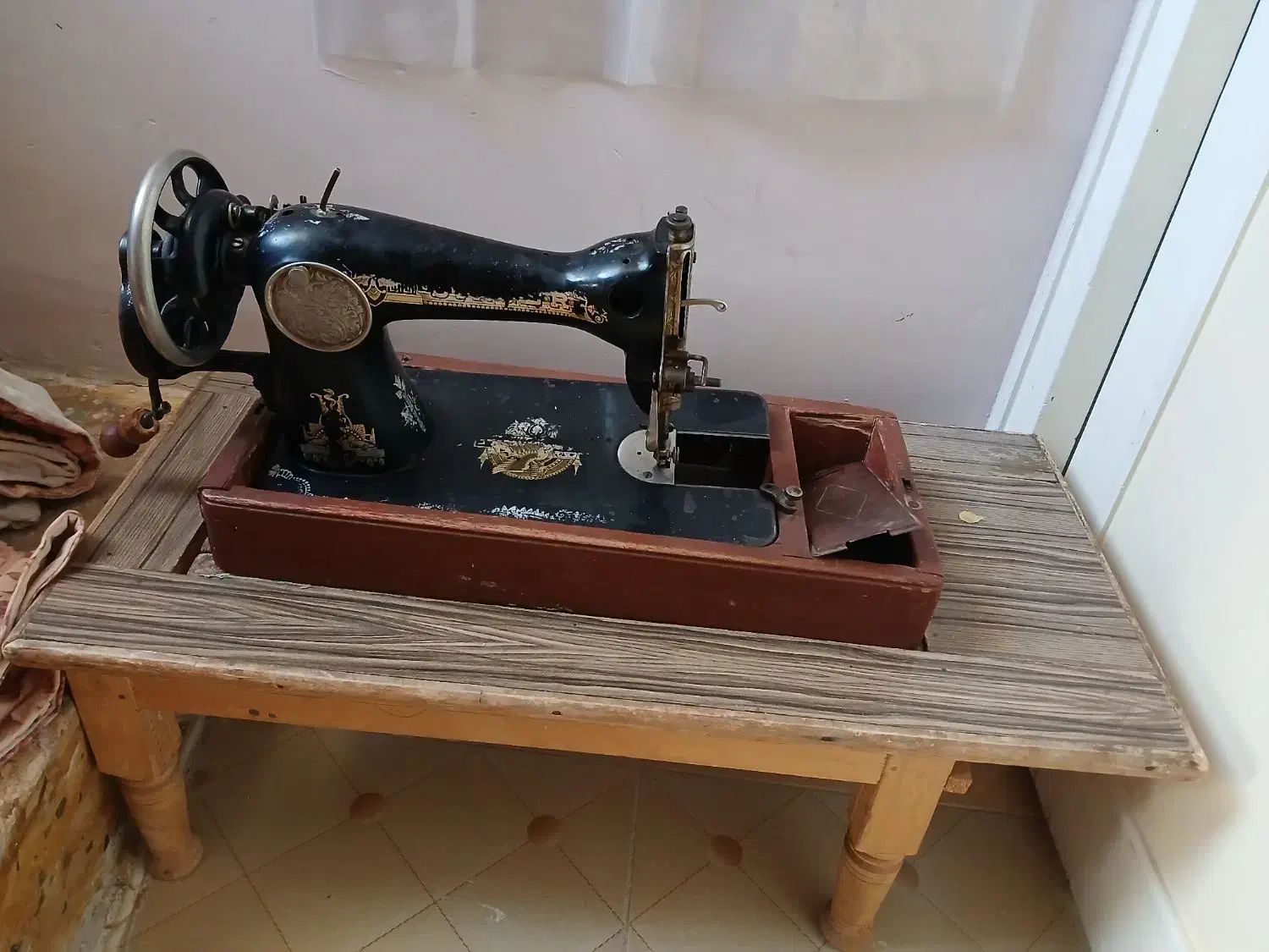 چرخ خیاطی|چرخ خیاطی و ریسندگی|بروجرد, |دیوار