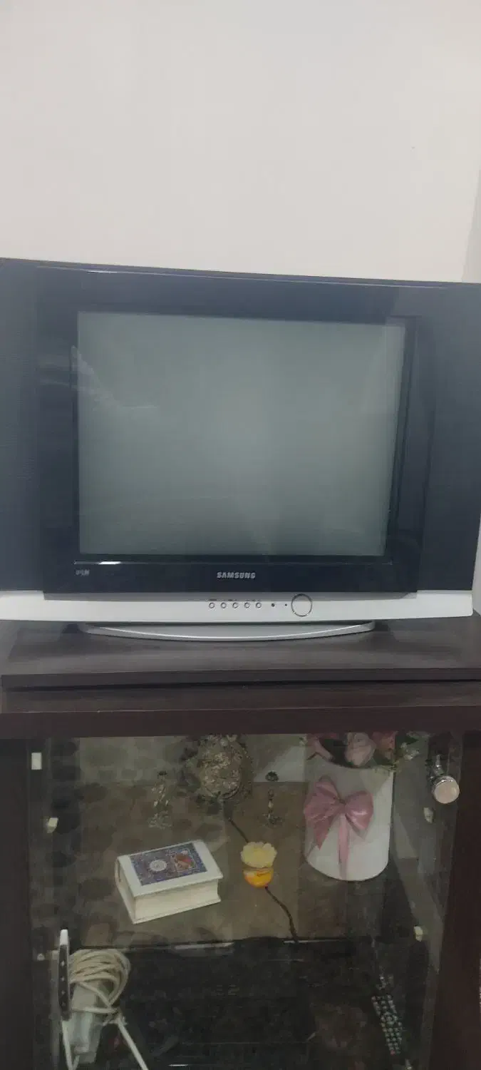 تلویزیون به همراه میز واسه فروش در الموت|تلویزیون و پروژکتور|محمدیه-قزوین, |دیوار