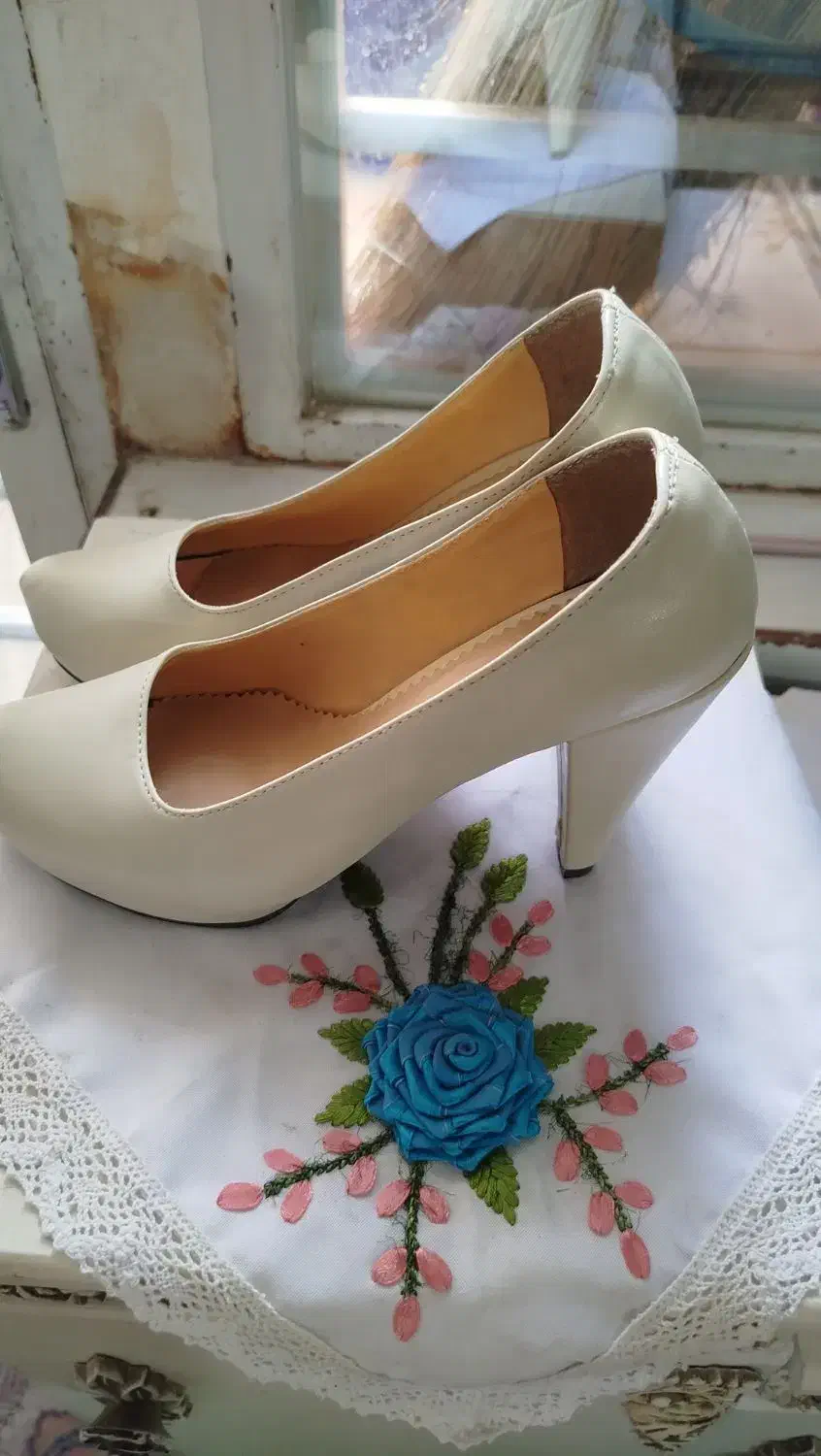 کفش مجلسی|کیف، کفش، کمربند|کاشان, سوریجان|دیوار