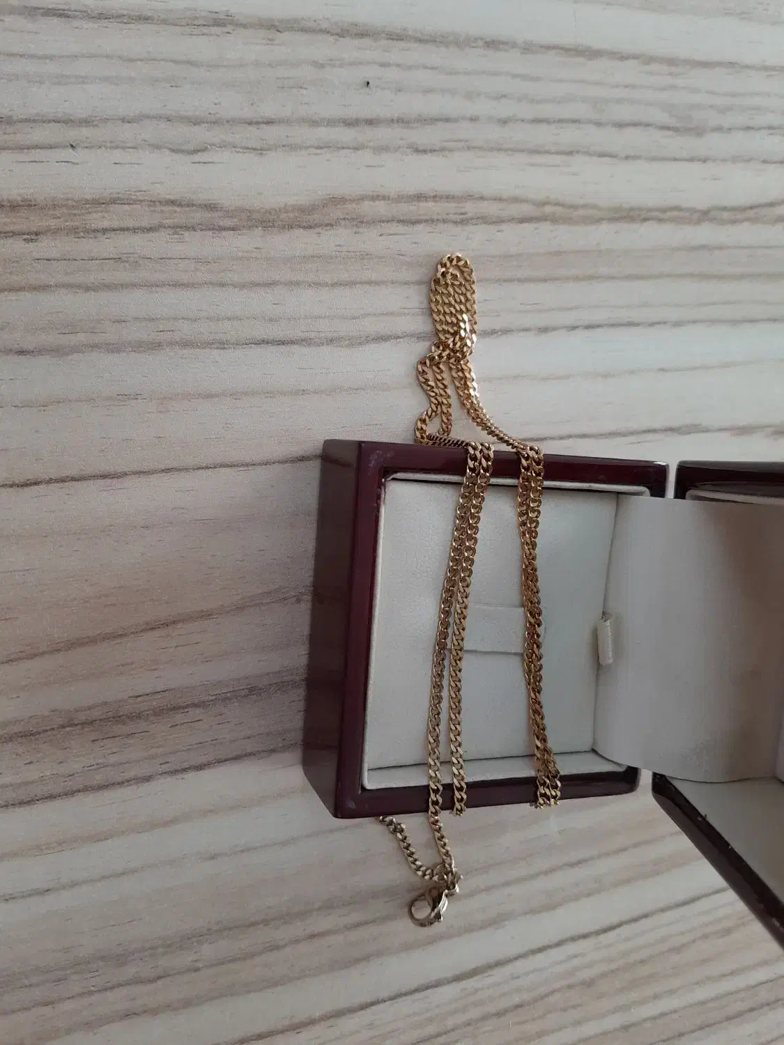 زنجیر گردن|بدلیجات|تهران, سبلان (لشگر)|دیوار