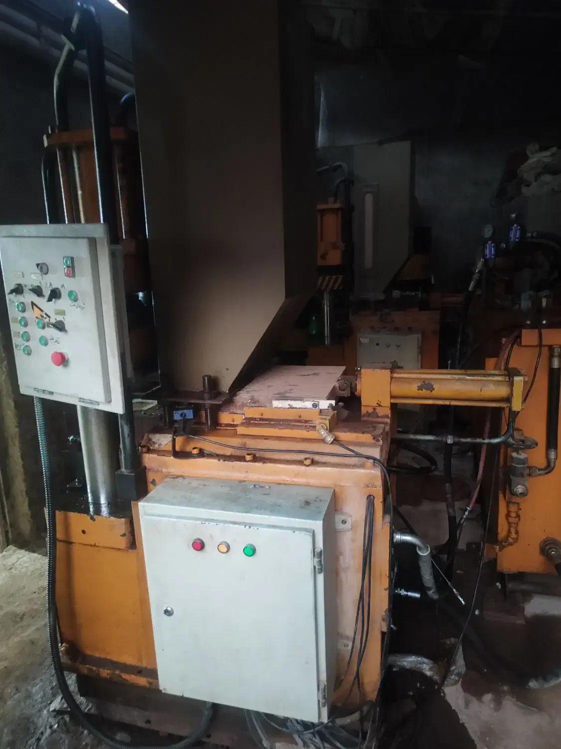 پرس هیدرولیک ایتالیایی آجر نما و آجر پازلی و...|ماشین‌آلات صنعتی|مشهد, رده|دیوار