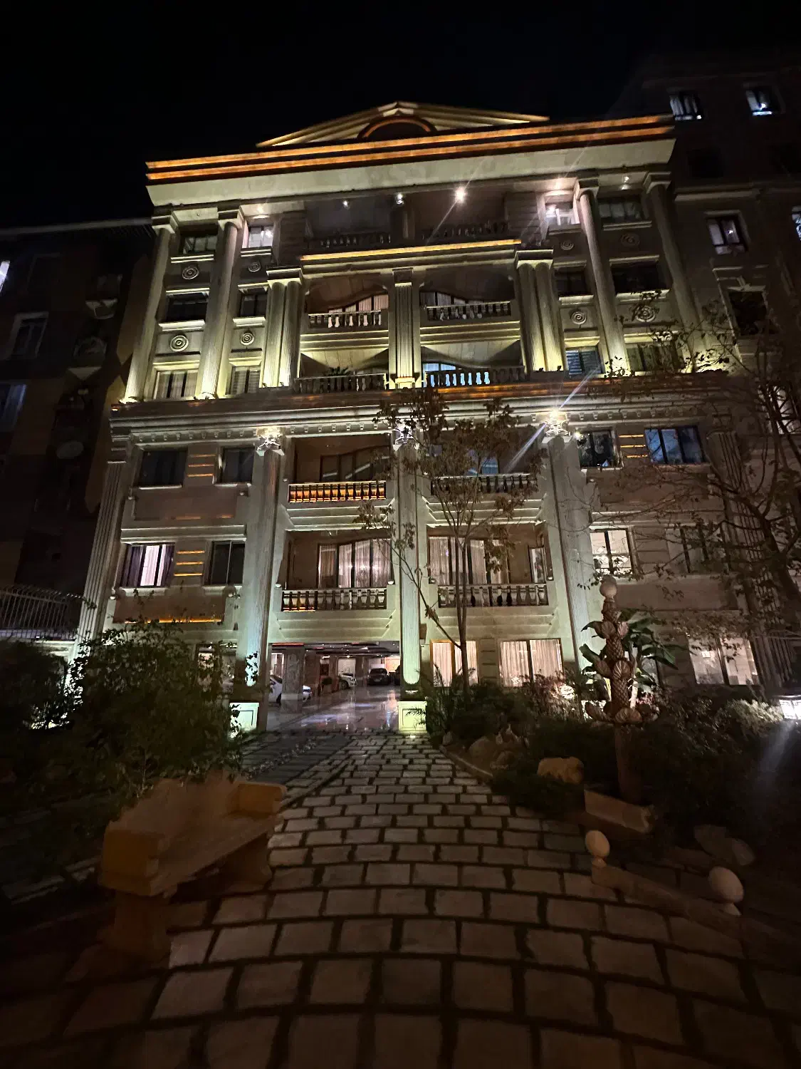 ۱۳۴ متر / ۳خواب / ۴متر سقف / فول امکانات