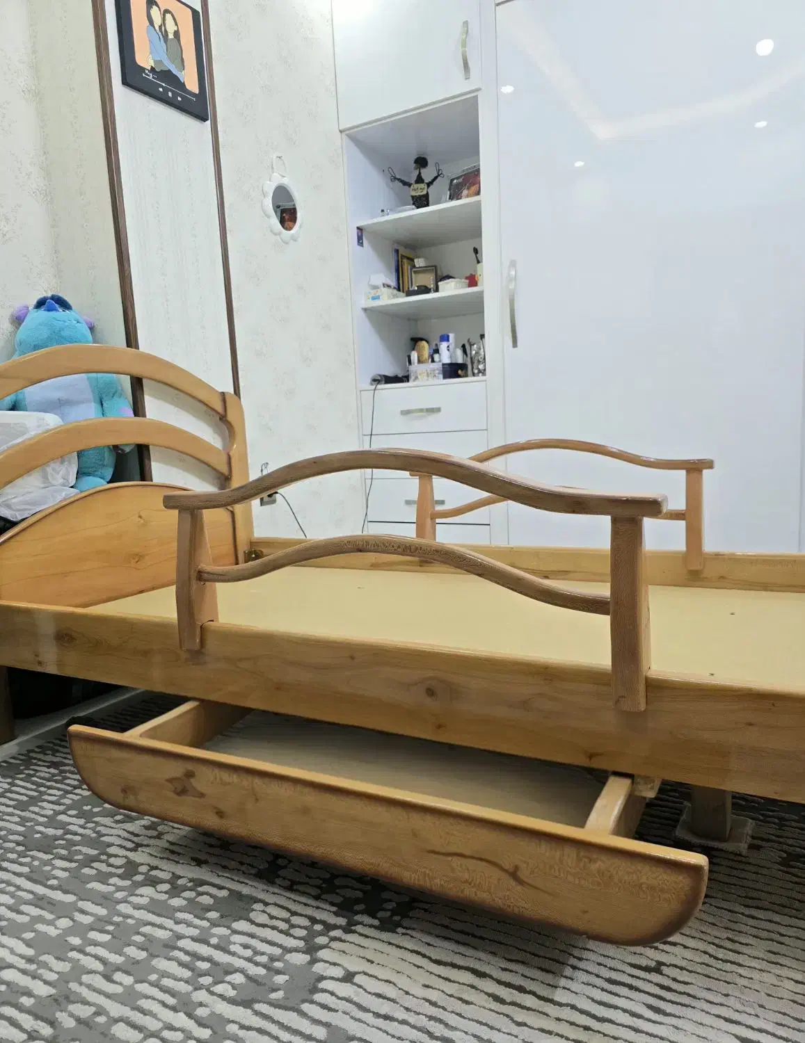 تخت خواب یک‌نفره چوبی - دارای کشو و محافظ کودک|تخت و سرویس خواب|اصفهان, جلالیه|دیوار