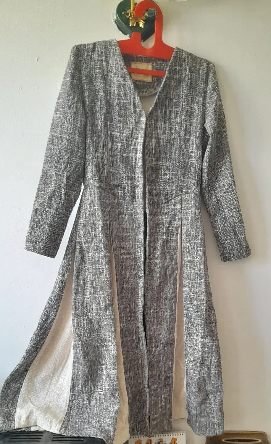 پالتو بلند|لباس|قم, شاه سید علی|دیوار