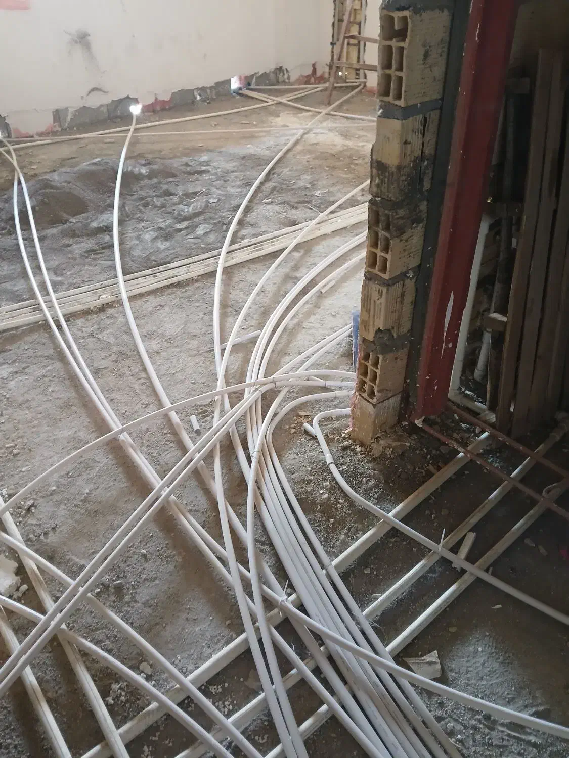 برقکار نیمه ماهر|استخدام معماری، عمران و ساختمانی|کاشان, مشکات|دیوار