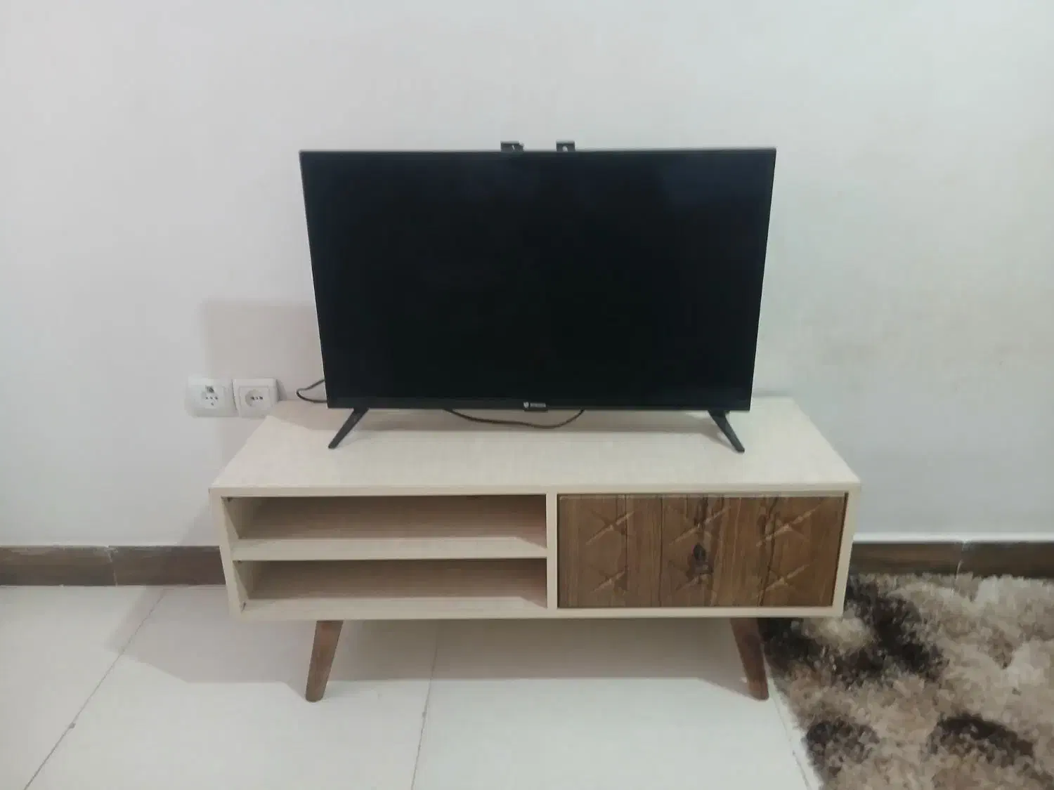 میز و تلویزیون ۳۲ اینچ اسنوا|تلویزیون و پروژکتور|رشت, کوی جام جم|دیوار