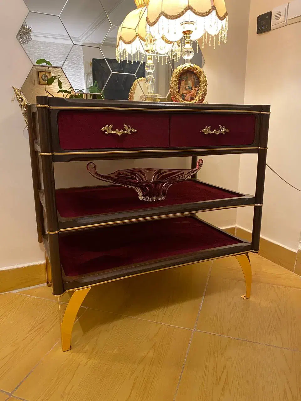 یک عدد میز چوبی کنار مبلی|میز تلفن|تهران, بهداشت|دیوار