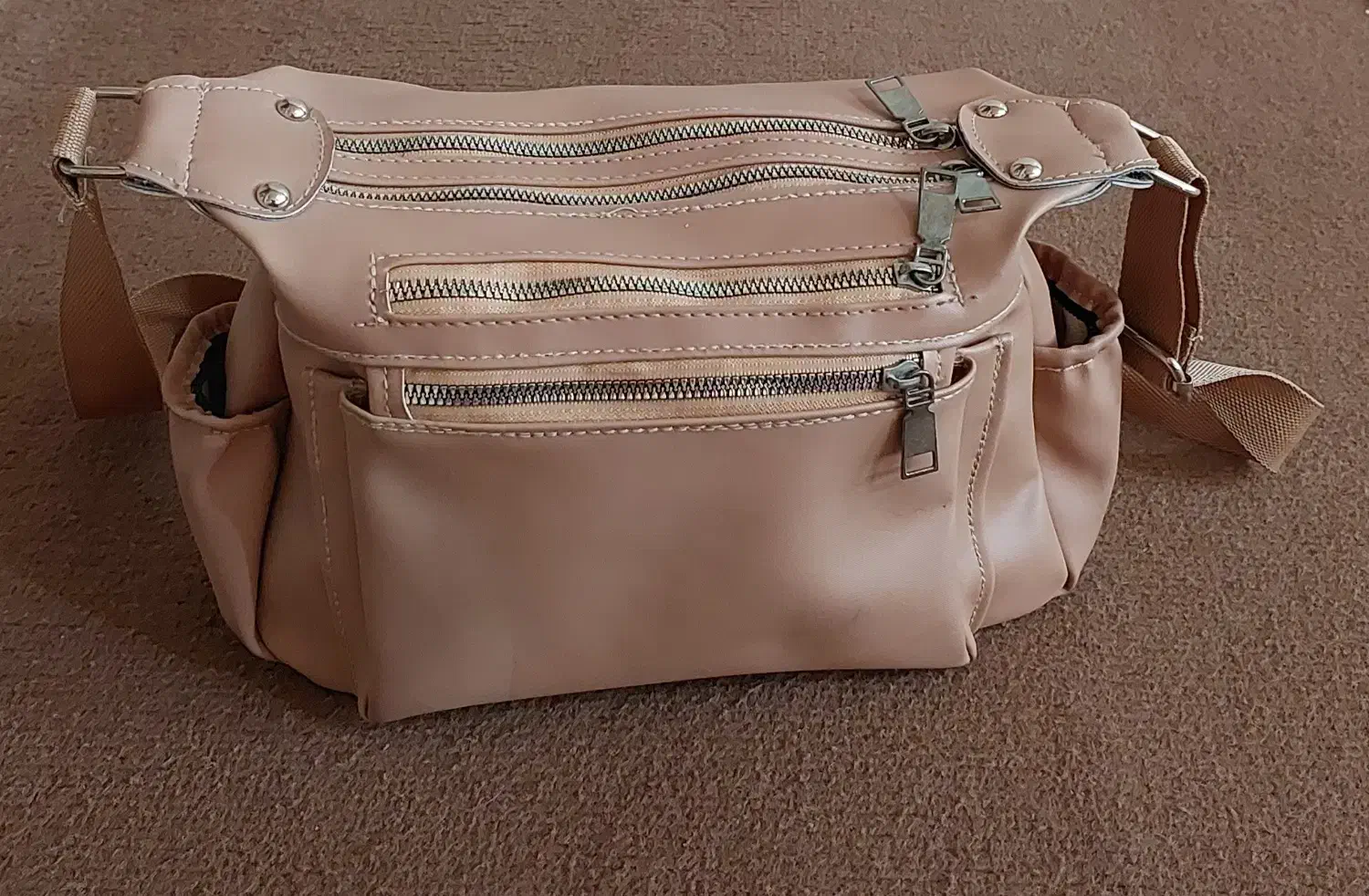 کیف|کیف، کفش، کمربند|قم, چهار امامزاده|دیوار