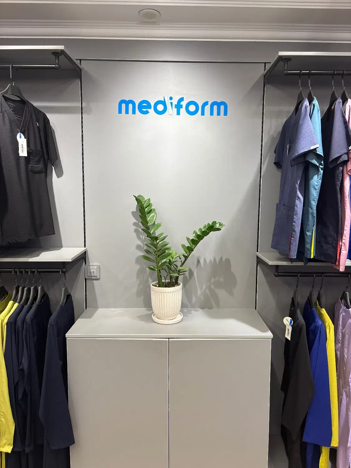 استخدام فروشنده حضوری خانم شوروم mediform|استخدام بازاریابی و فروش|تهران, سعادتآباد|دیوار