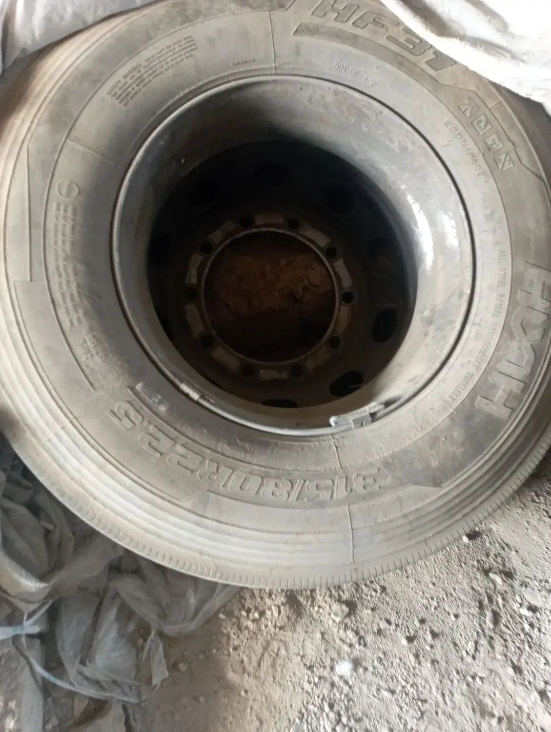 لاستیک تریلی در حد|قطعات یدکی و لوازم جانبی|پیر بکران, |دیوار