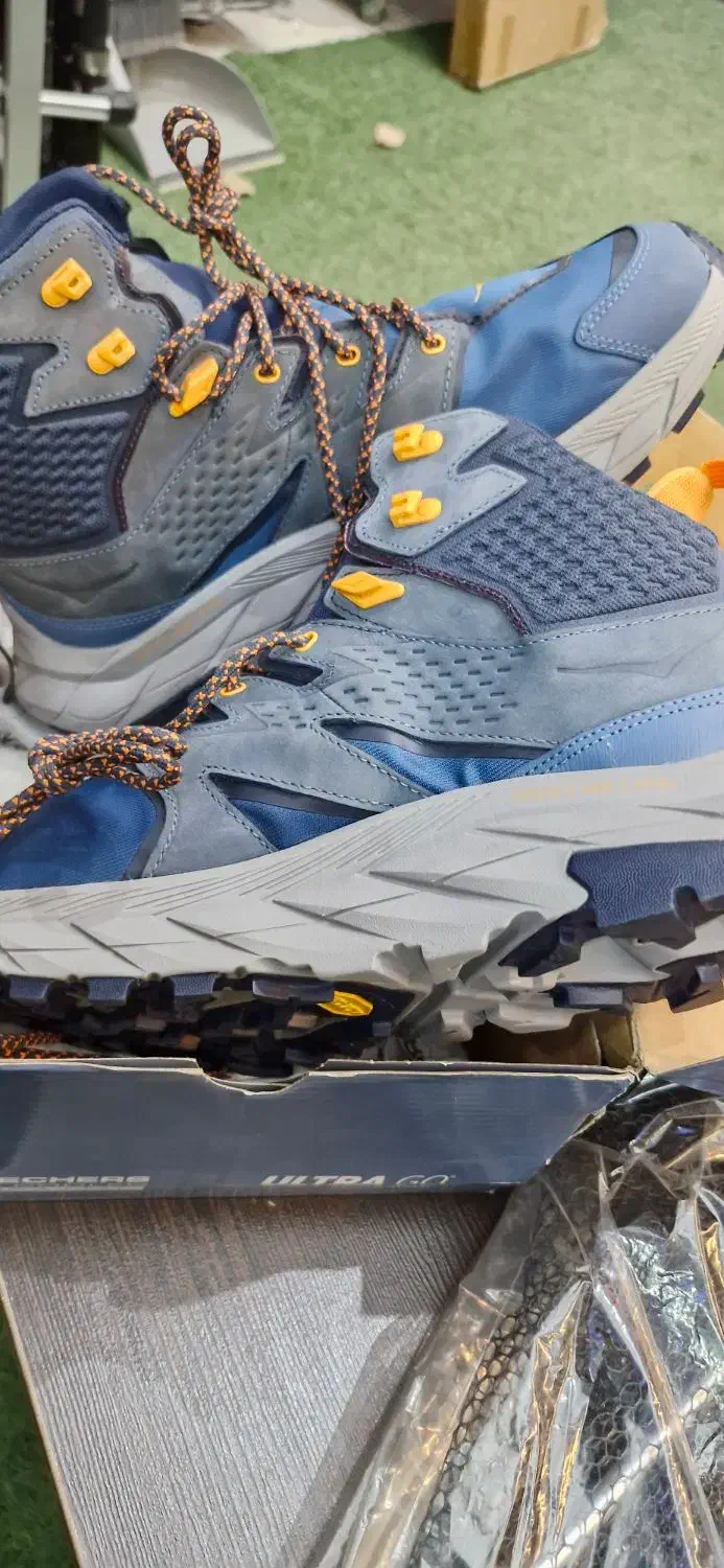 کفش کوهنوردی هوکا|کیف، کفش، کمربند|اصفهان, باغ فدک|دیوار