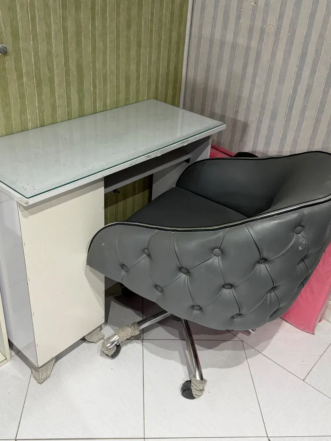 میز‌ناخن و صندلی چستر|آرایشگاه و سالن‌های زیبایی|اصفهان, جلفا|دیوار