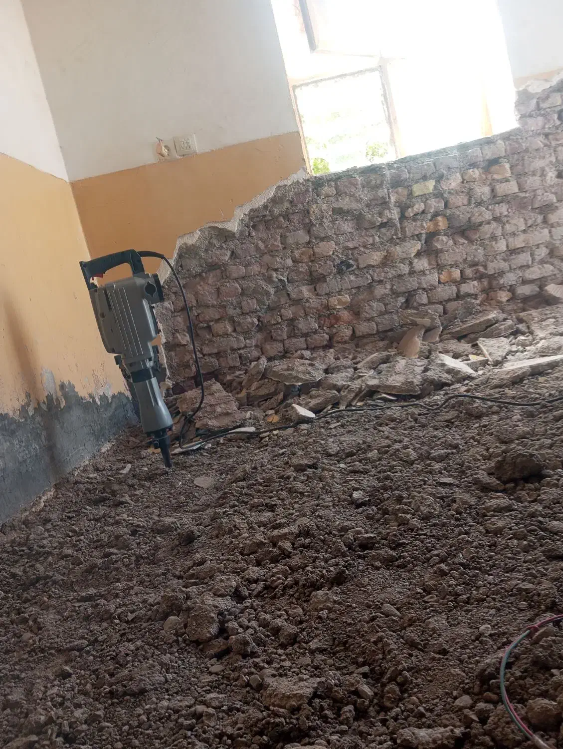 پیکر کاری تخریب دیواروجوشکاری سیار|خدمات پیشه و مهارت|زابل, |دیوار