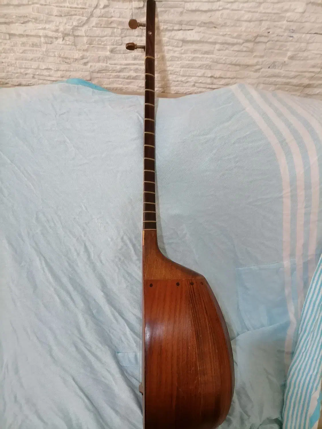 تنبور پاشنه ای از چوب توت|سازهای سنتی|کنگاور, |دیوار